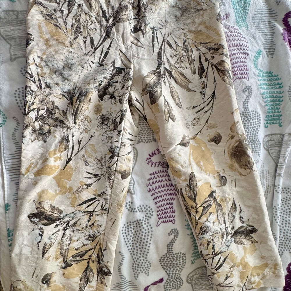 Bugatchi Cream and Black Capris Chic Style Size 6 NWOT